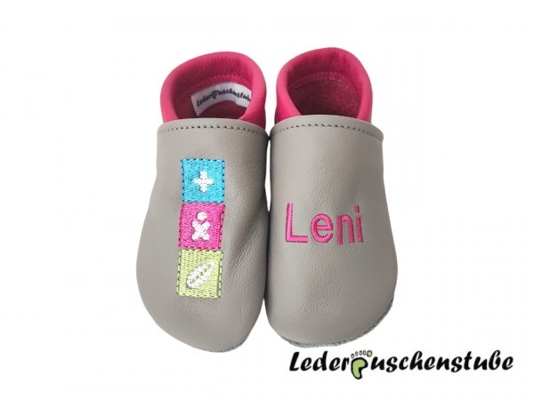 Lederpuschen steingrau-pink, Namen pink links und Logo Lippe Reha